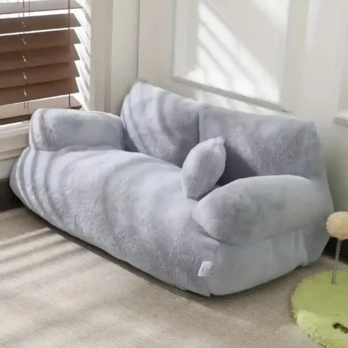 Canapé pour chien gris dans salon