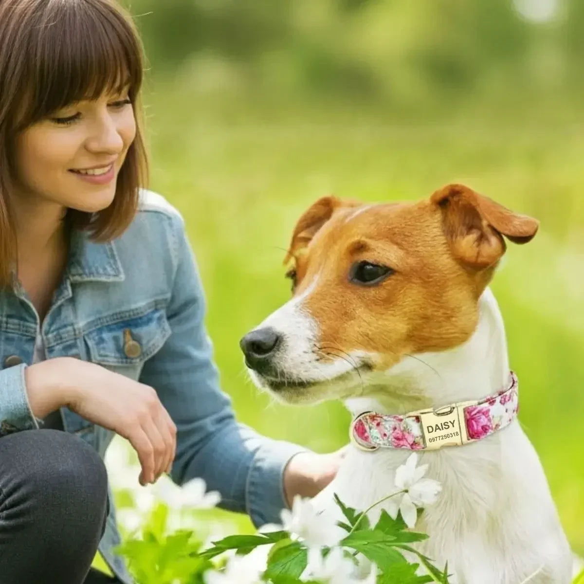 Moment de complicité avec un chien portant un collier personnalisé à fleurs