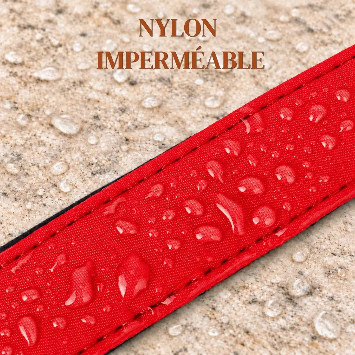 Gros plan sur le nylon imperméable rouge du collier personnalisé AquaID™, avec des gouttes d’eau