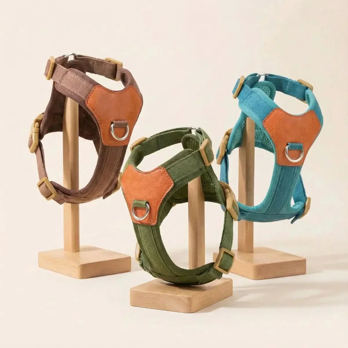 Plusieurs coloris du harnais confortable pour chien Stylish™ présentés en trois variantes : turquoise, marron et kaki.