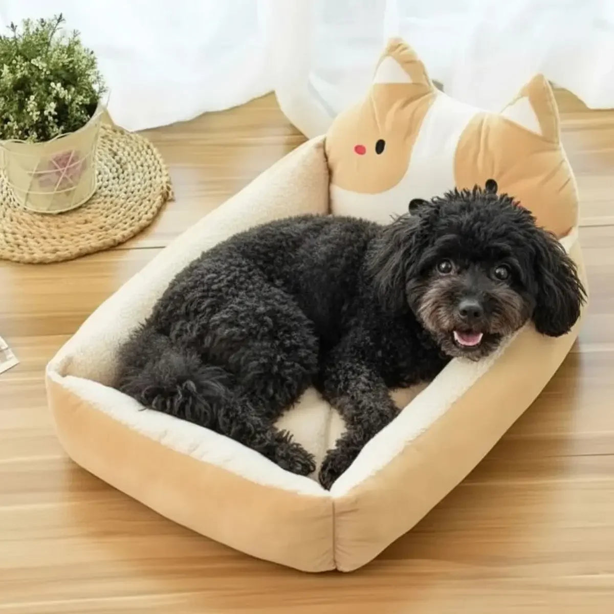 Panier pour chiens original PachaPop beige avec caniche noir couché sur le coussin