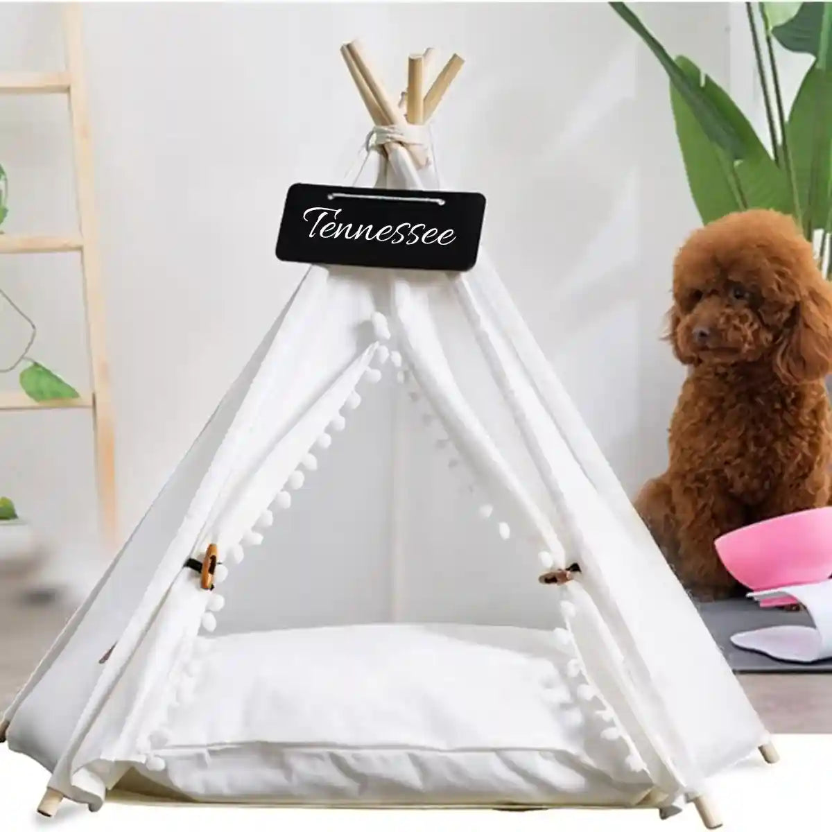 Tipi pour chien blanc SiouxPaw™ avec pompons sur les rideaux d'ouverture