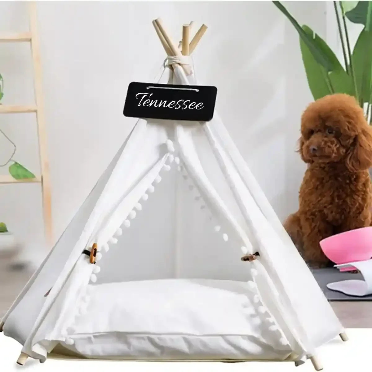 Tipi pour chien blanc SiouxPaw™ avec pompons sur les rideaux d'ouverture