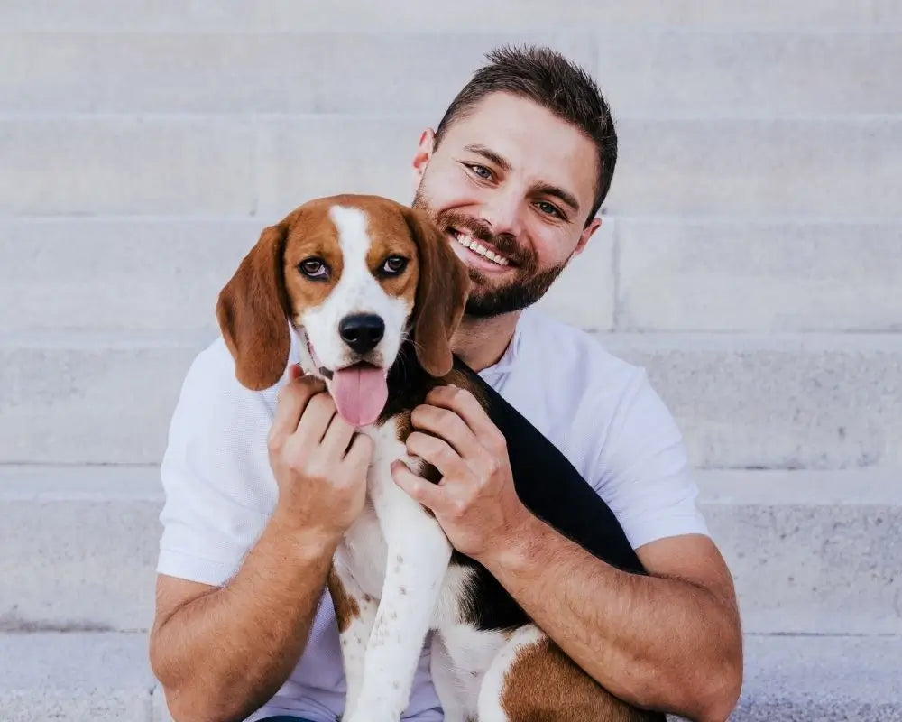 Chien heureux et complice avec son maître – avis client Puppy Pacha
