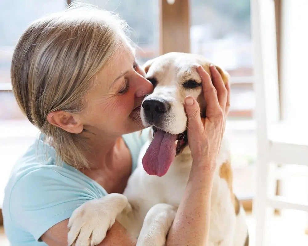 Cliente embrassant son chien – avis client Puppy Pacha