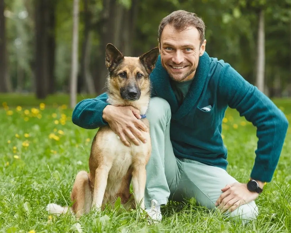 Chien avec son maître en extérieur – avis client Puppy Pacha