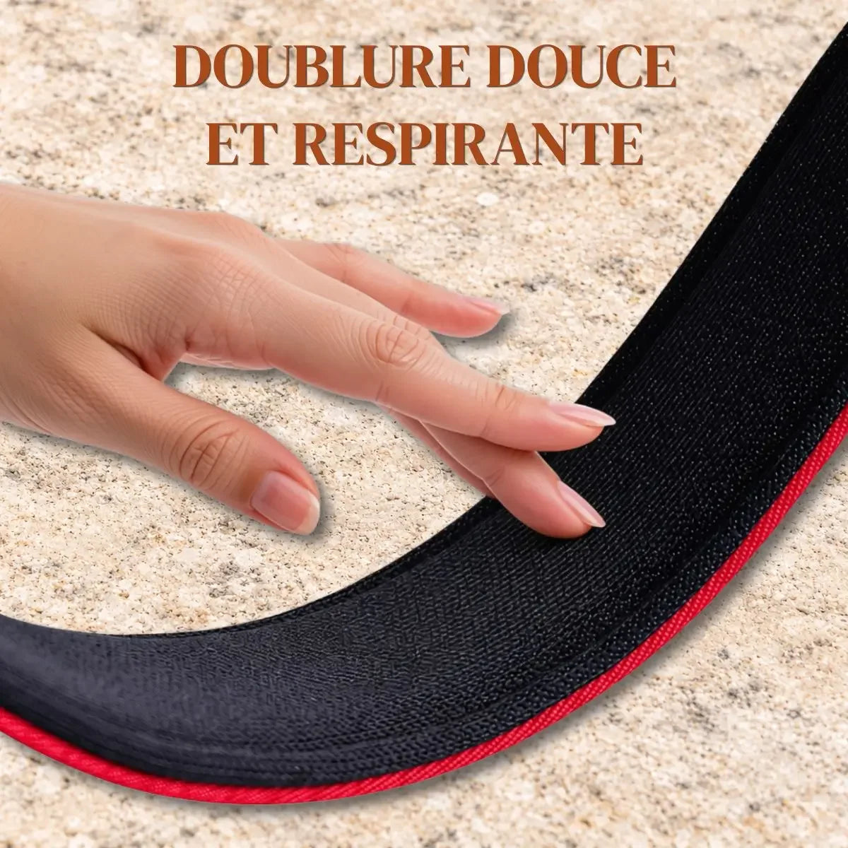 Main touchant la doublure noire, douce et respirante, du collier pour chien personnalisé AquaID™ rouge