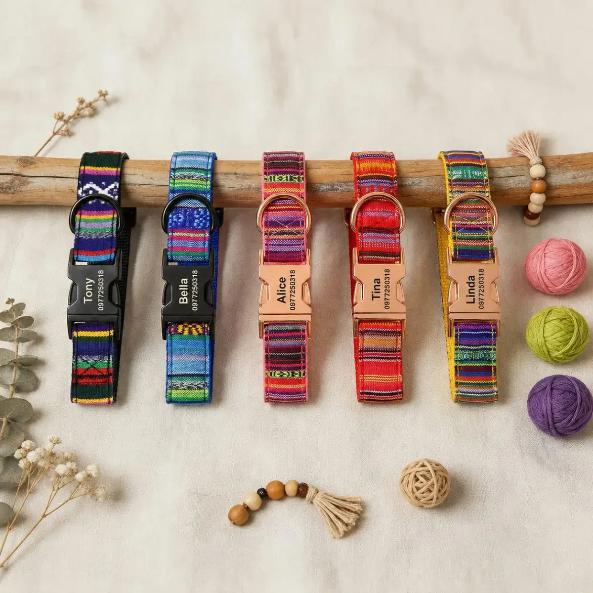 Cinq coloris du collier pour chien personnalisé bohème Kalyoa avec boucles gravées