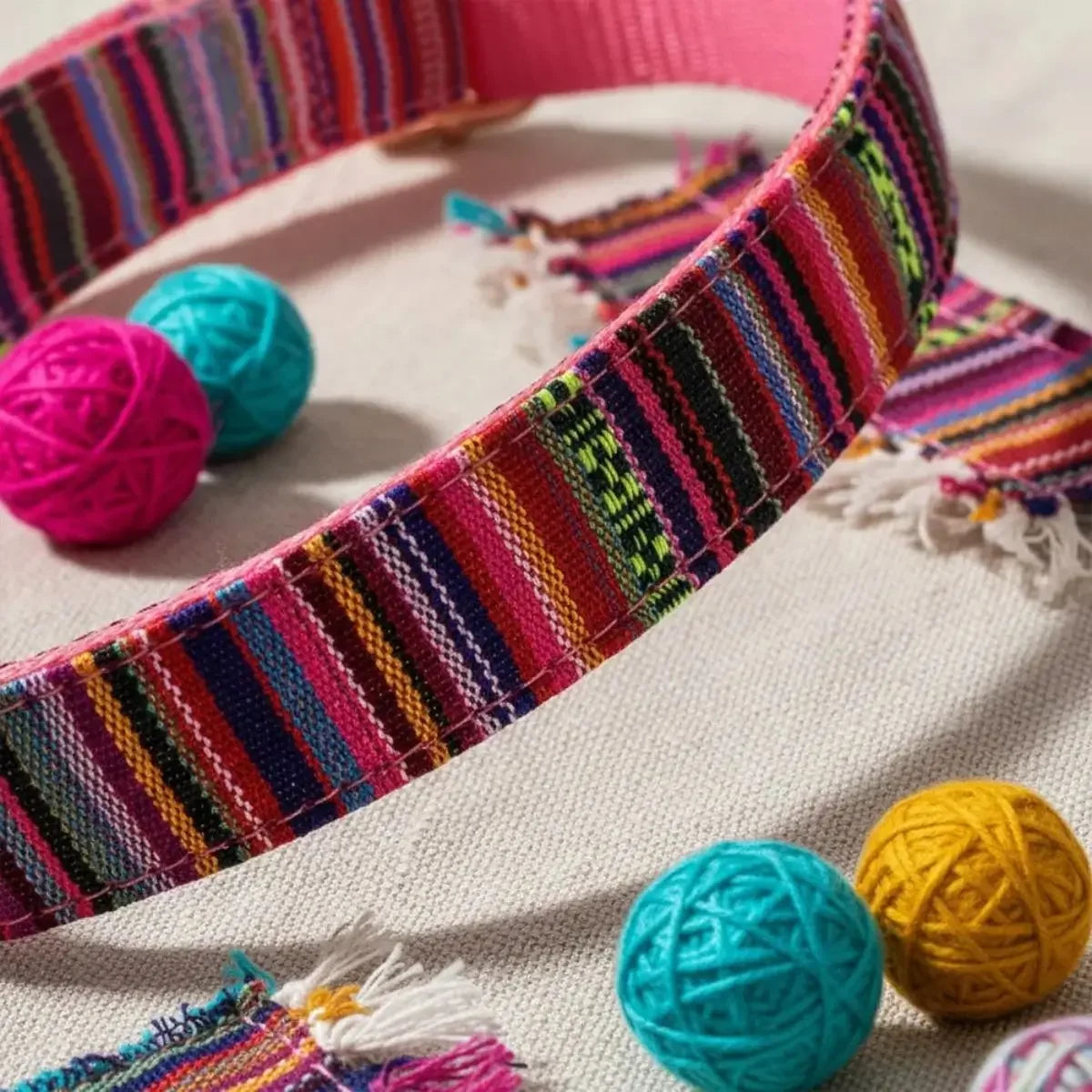 Détail du tissage jacquard et des coutures du collier pour chien bohème Kalyoa